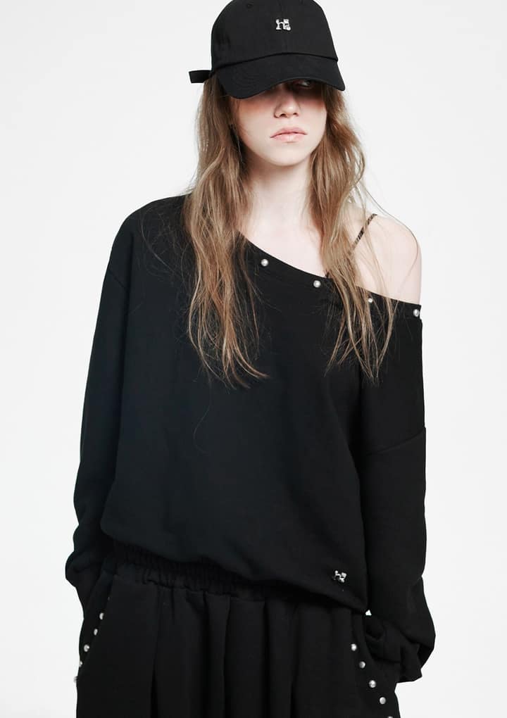 홀리 심볼 오프숄더 맨투맨 _ 블랙