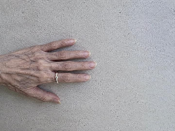 MELTING CROSS RING