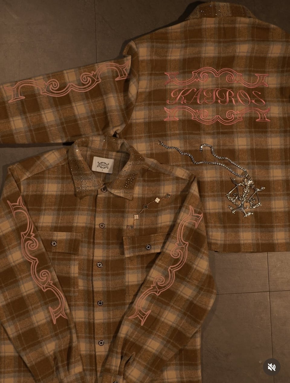 Crystal neck shirt (Sky blue)