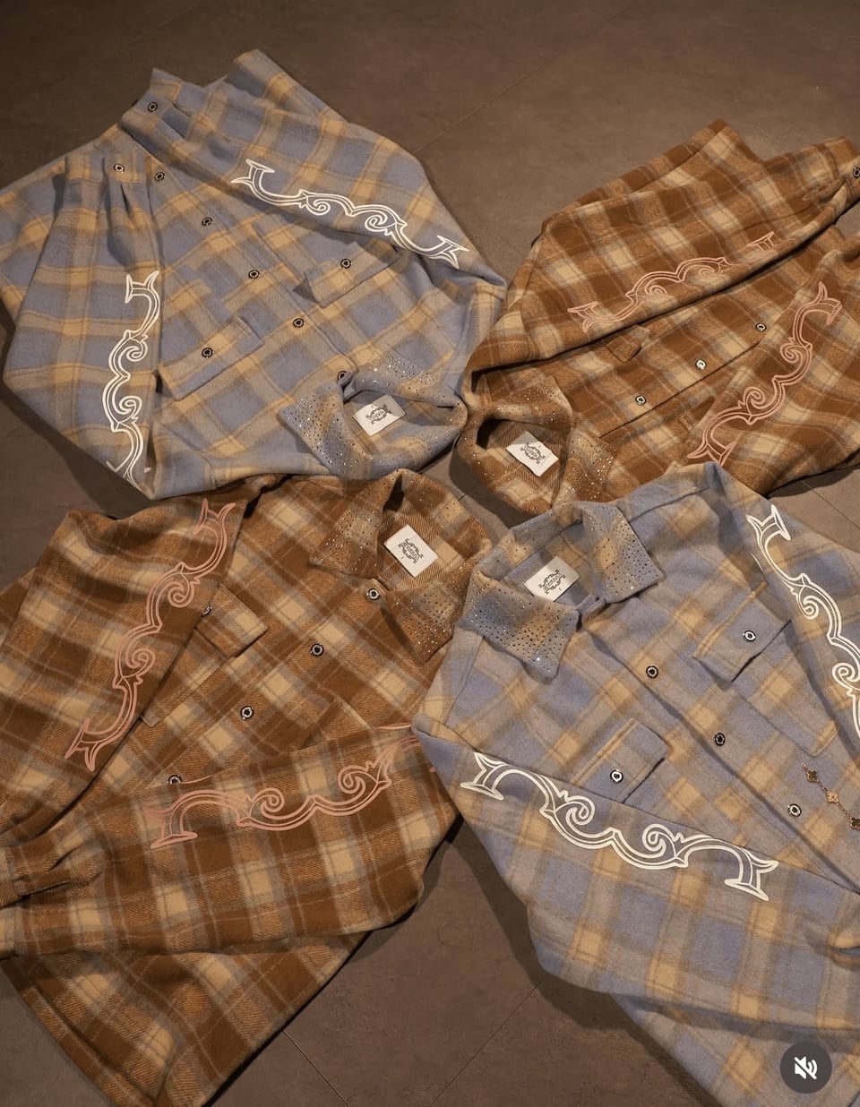 Crystal neck shirt (Sky blue)