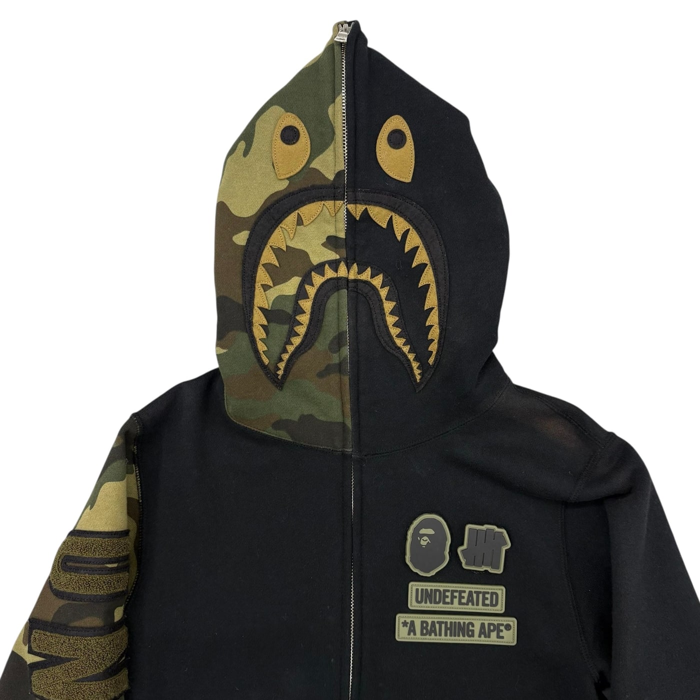 Bape X UNDEFEATED Camo Shark Zip Hoodie 상세 이미지 2