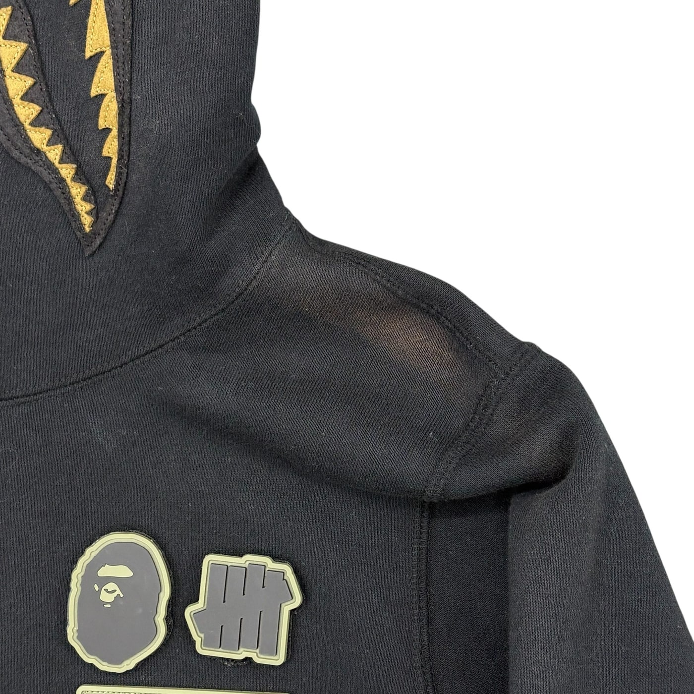 Bape X UNDEFEATED Camo Shark Zip Hoodie 상세 이미지 3