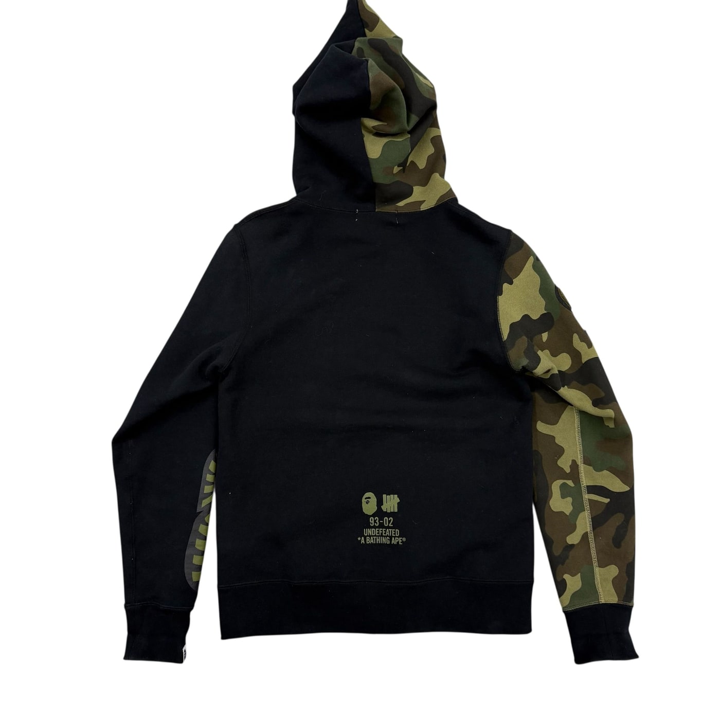Bape X UNDEFEATED Camo Shark Zip Hoodie 상세 이미지 1