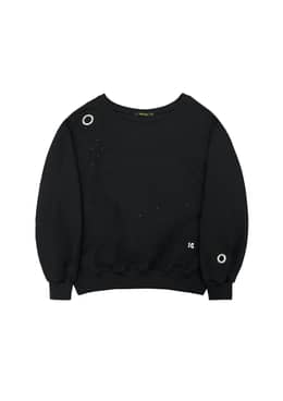 아일렛 큐빅 오프숄더 맨투맨 _블랙 